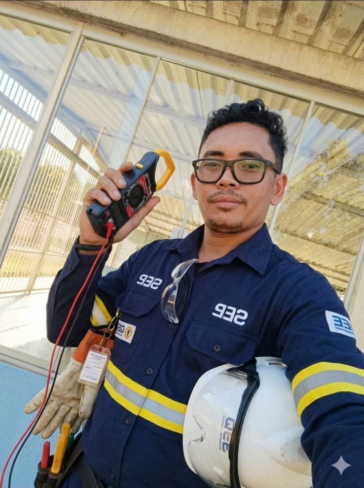 Wanderson, eletricista residencial, medindo corrente com alicate amperímetro