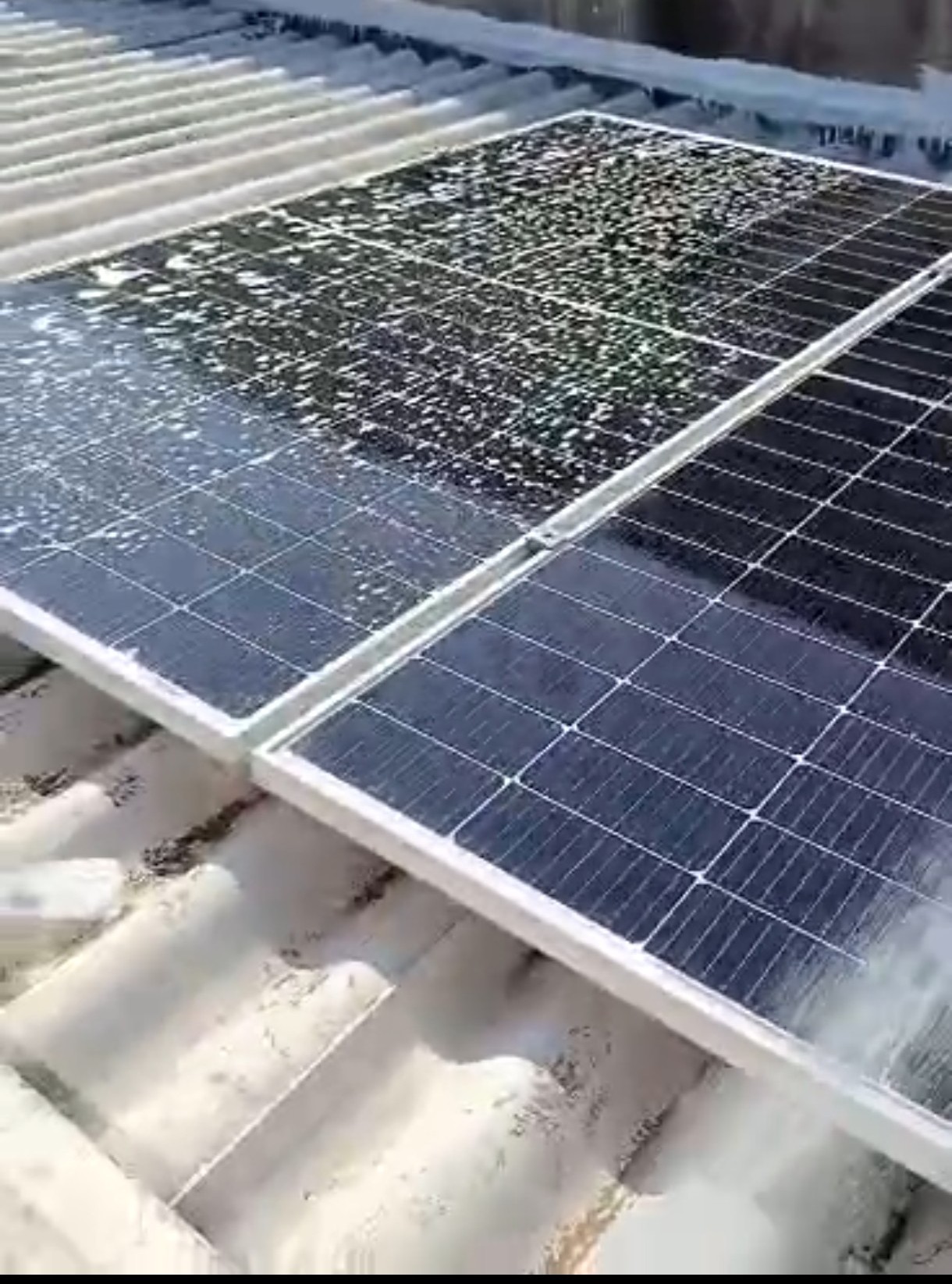 Limpeza de placa solar fotovoltaica em telhado residencial