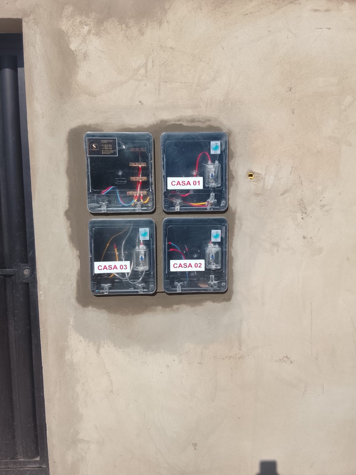 Quadro de medição instalado em residência, identificado por casa